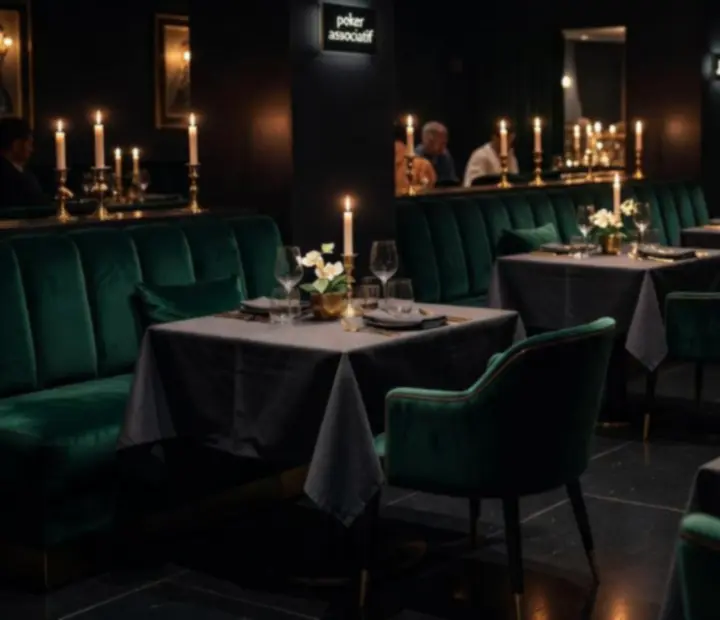 Intérieur d'un restaurant gastronomique sombre et élégant avec tables dressées.