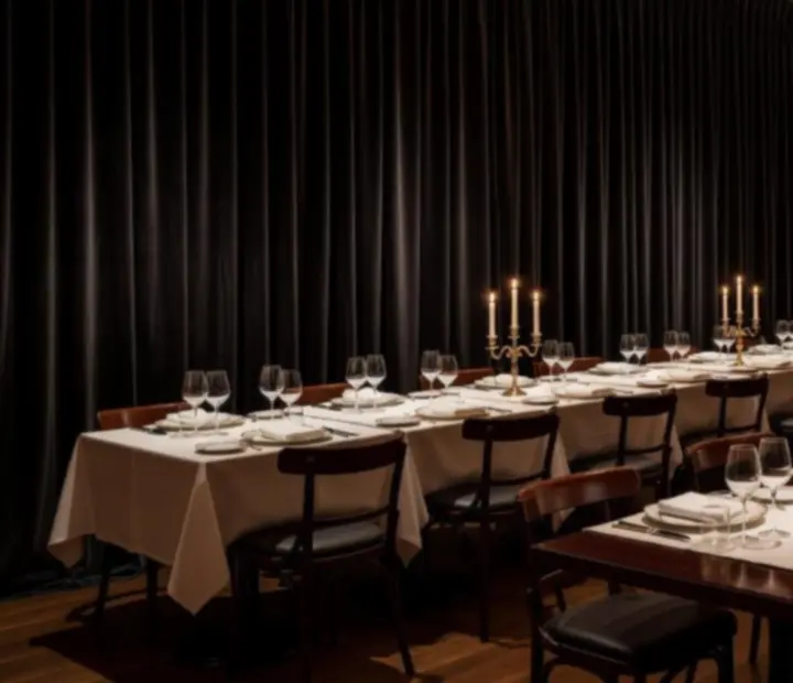 Salle privée de restaurant prête pour une soirée poker gastronomique et privative.